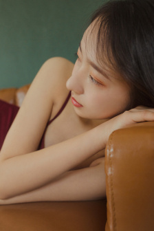 女班长哭着说不能生孩子视频